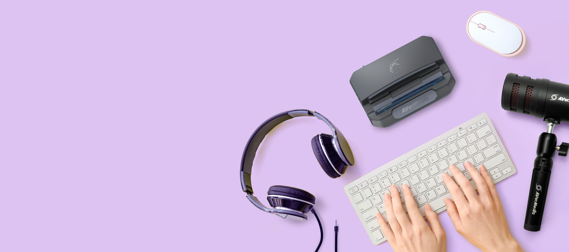 GC515 also functions as a docking station, allowing gamers to connect a mouse, keyboard, controller, or other peripherals to their setup.